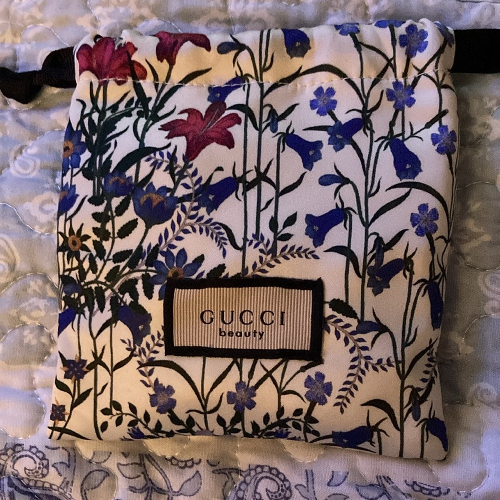 Gucci Satin floral bag with 3 Gucci scrunchies. Bag can be used for many things - Picture 2 of 4